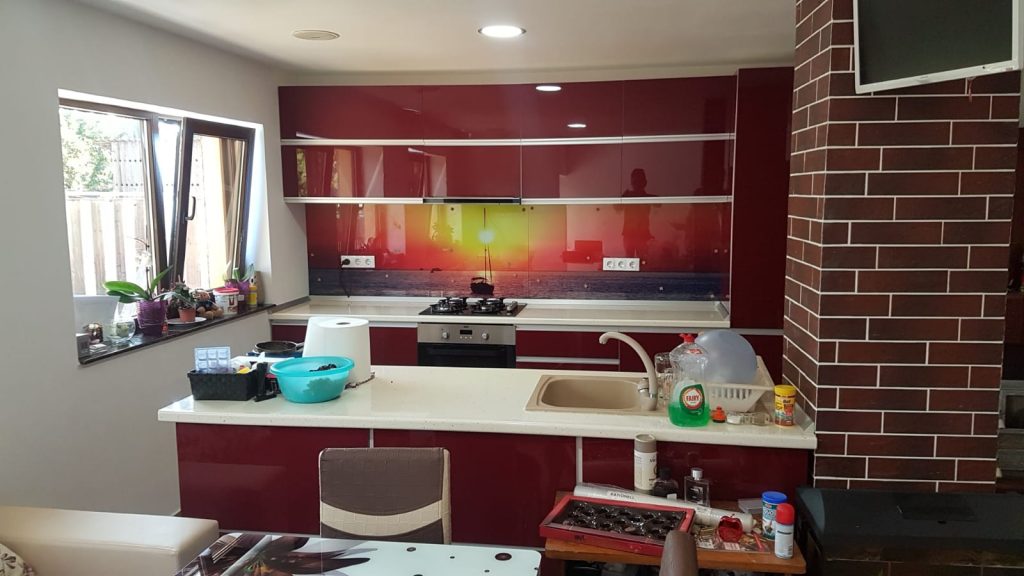 mobilă bucătărie cu perete sticlă