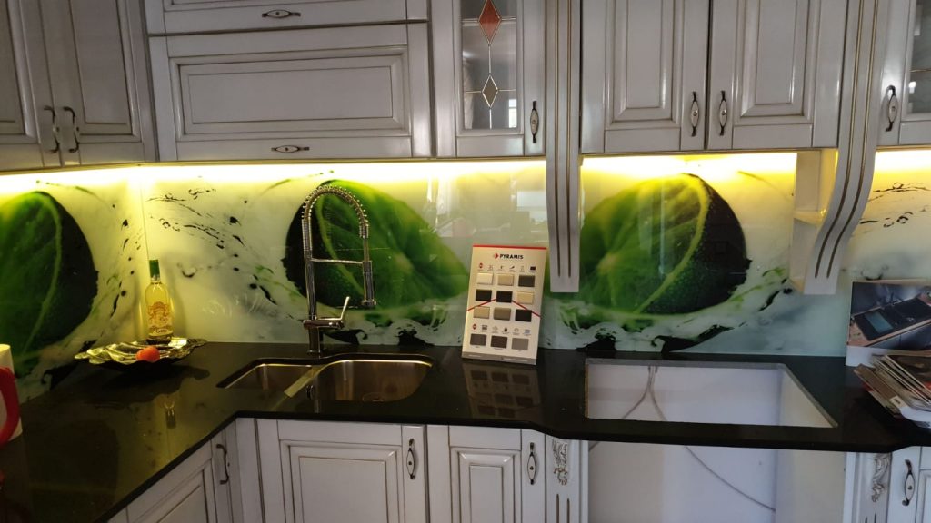 mobilă bucătărie cu perete sticlă