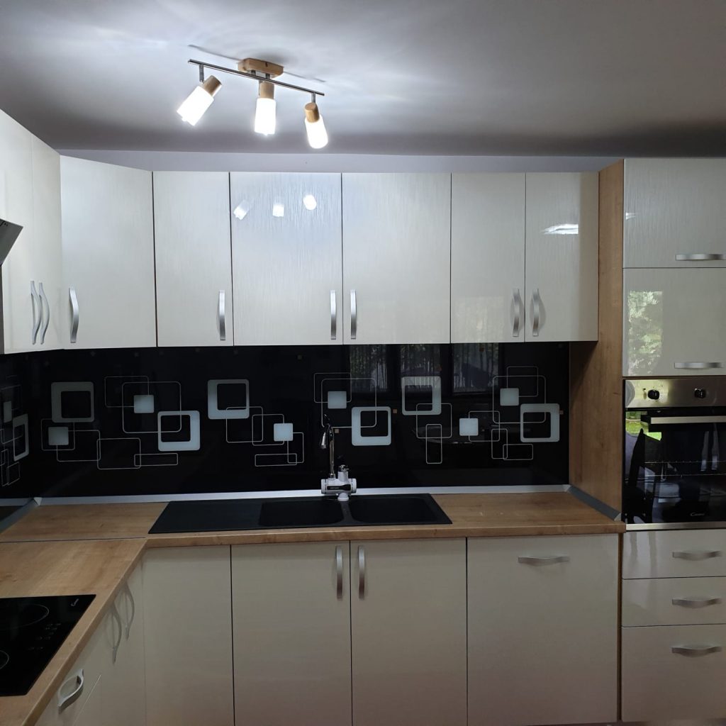 mobilă bucătărie cu perete placat cu sticlă